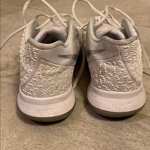 Kyrie 3 triple white